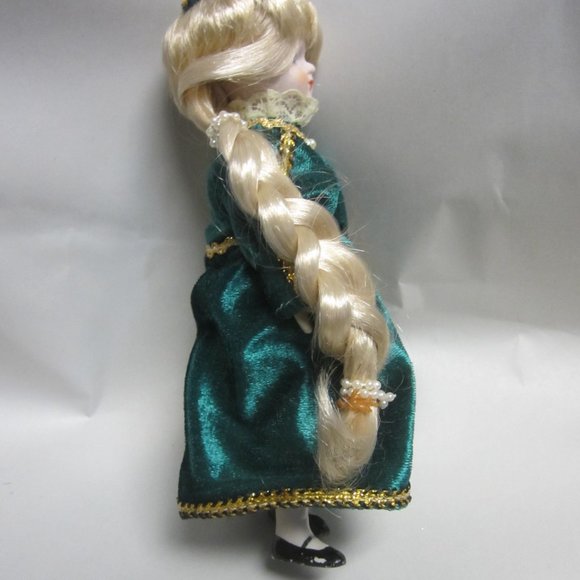 VTG REPUNZEL PORCELAIN DOLL, GREEN DRESS W/LONG BRAID - Picture 5 of 7